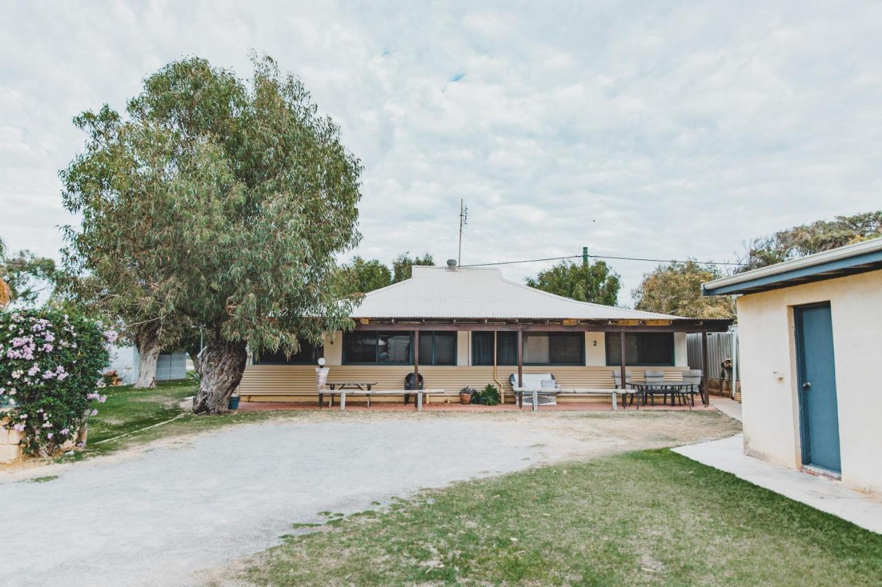 Dongara Hotel Motel Bagian luar foto