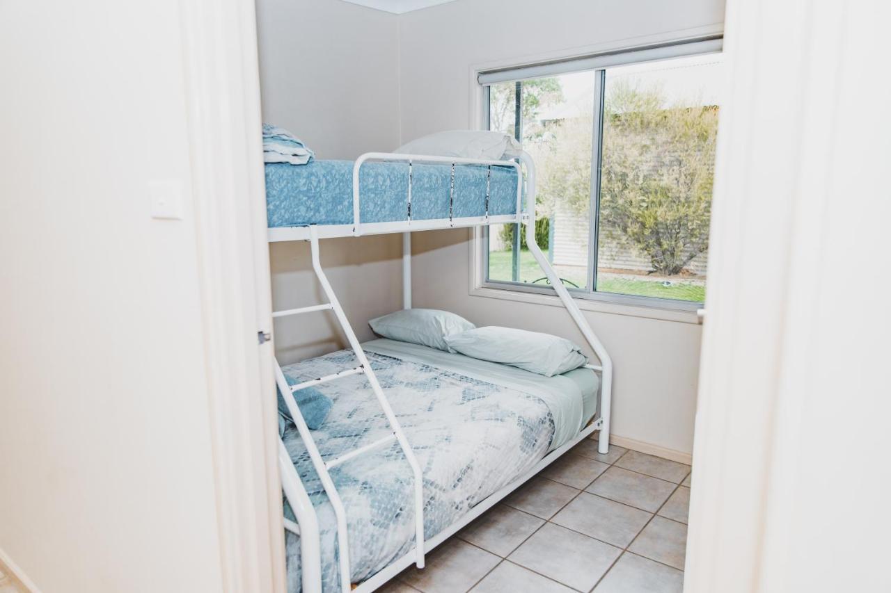 Dongara Hotel Motel Bagian luar foto